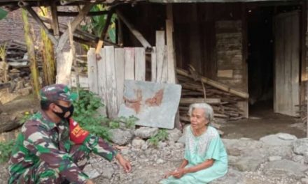 Babinsa Ini Kunjungi Nenek Yang Hidup Sendiri dan Butuh Bantuan