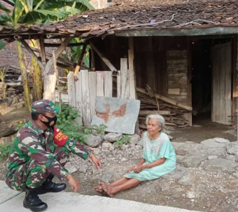 Babinsa Ini Kunjungi Nenek Yang Hidup Sendiri dan Butuh Bantuan