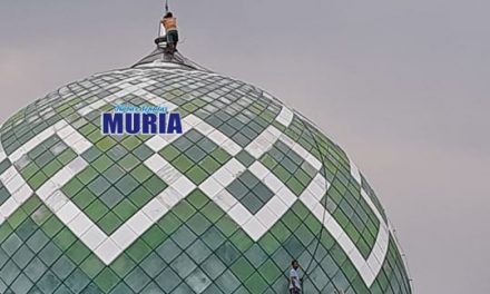 Mbah Khotim Tak Takut Ketinggian Biasa Pasang Lampu di Puncak Kubah Masjid