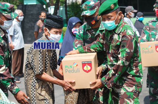 PLN Berikan Bantuan Sembako Warga Terdampak Covid-19