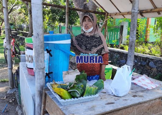 Jualan Es Pinggir Jalan , Ibu Ini Bantu Suami Cari Nafkah