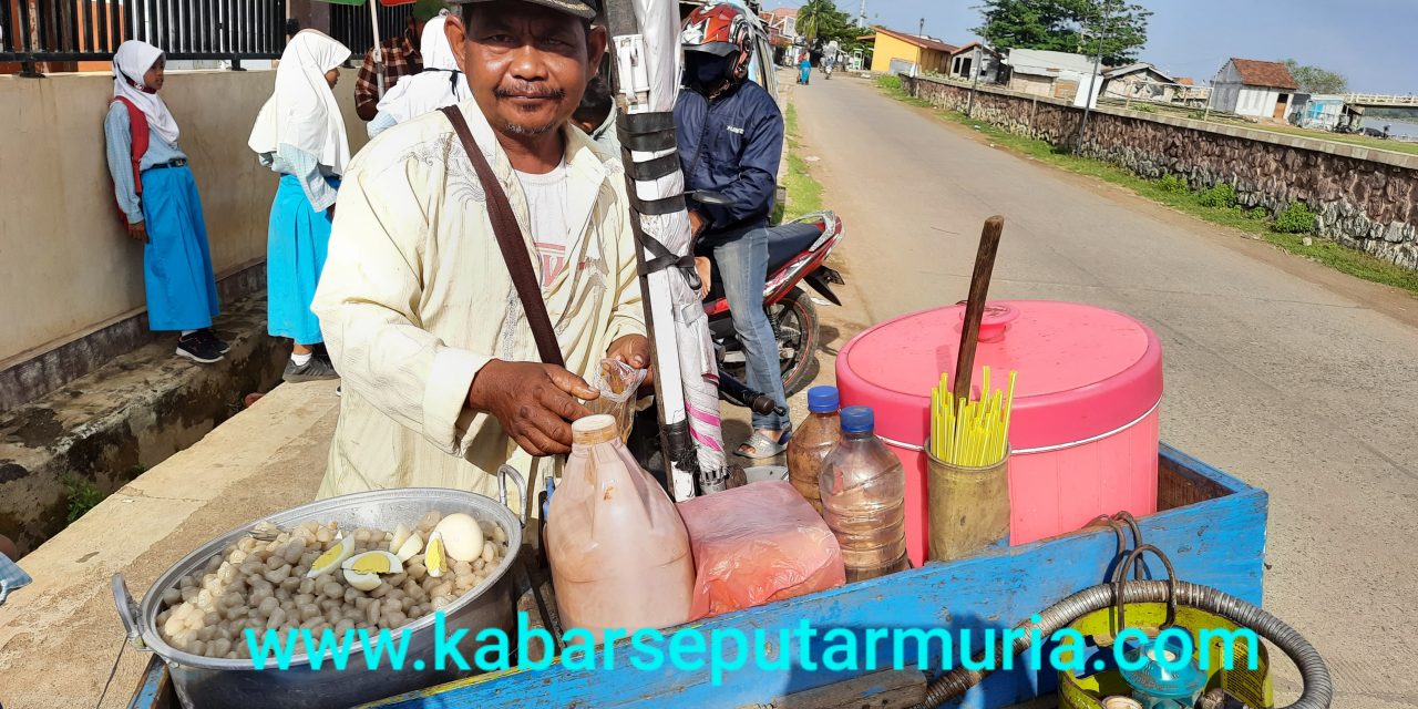 Pak Saroso Karangrandu , Dua Puluh Tahun Jualan Jajanan Keliling