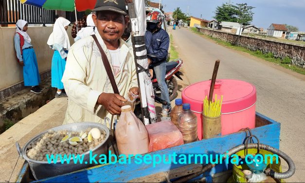 Pak Saroso Karangrandu , Dua Puluh Tahun Jualan Jajanan Keliling