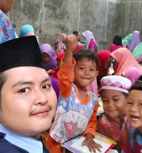 Mahasiswa KKN RDR Bantu Mengajar TPQ Musholla Al Mubaroq Gondoriyo Ngaliyan Semarang.