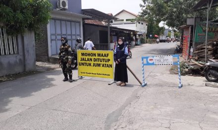 Partisipasi Mahasiswa KKN UIN Walisongo dalam Penutupan Jalan Untuk Shalat Jumat