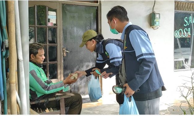 Implementasikan Indahnya berbagi, Mahasiswa KKN UIN Walisongo adakan bagi bagi Nasi Bungkus dan Masker gratis.