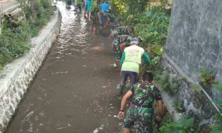 Karya Bhakti Pembersihan Aliran Sungai di Desa Wonosalam Demak Cegah Banjir