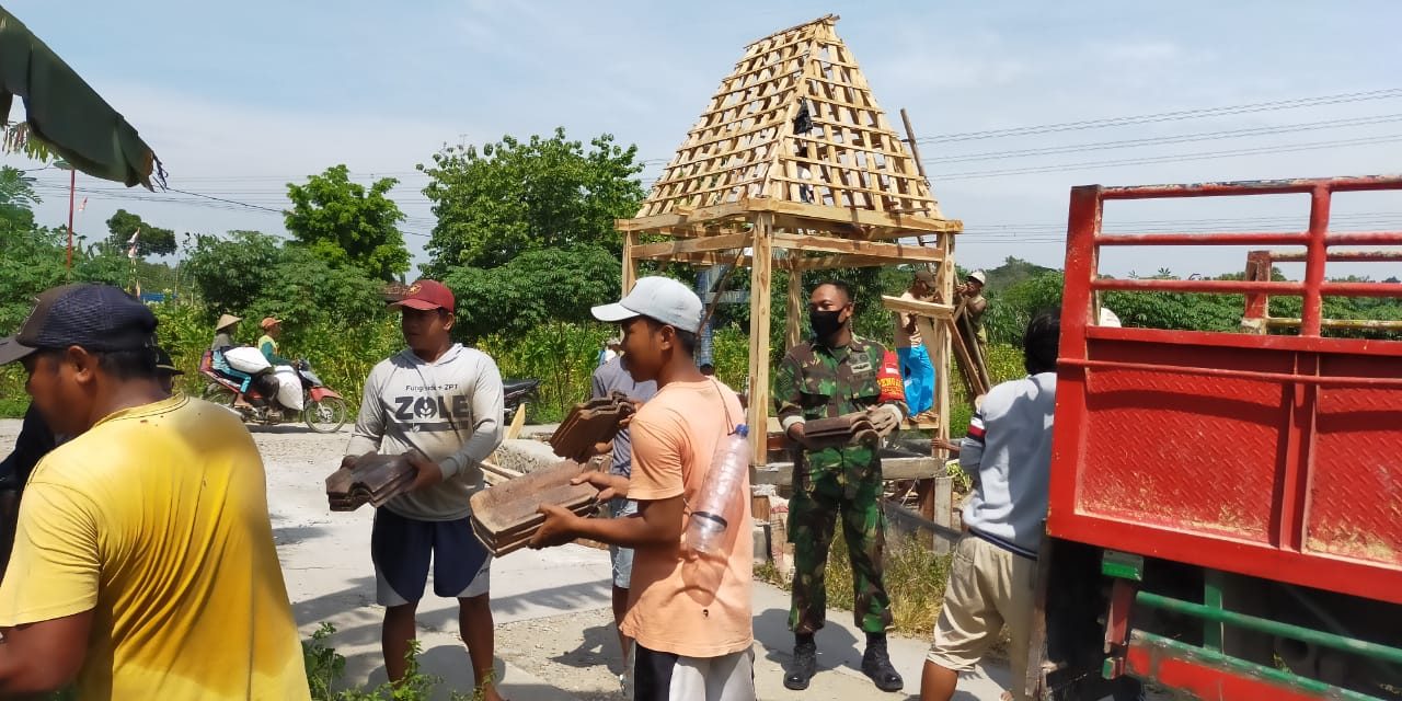 Bersama Warga Babinsa Jragung Bangun Pos Kamling , Untuk Ciptakan Keamanan Lingkungan