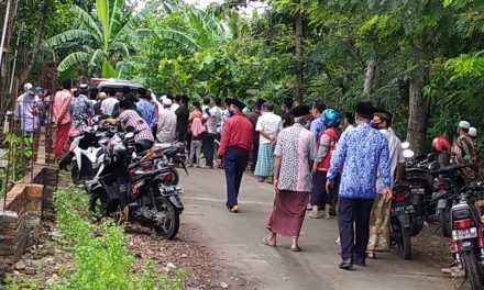 Tetap Waspada , Guru MD dimakamkan dengan protokol Covid-19 di TPU Desa Brambang  Demak.