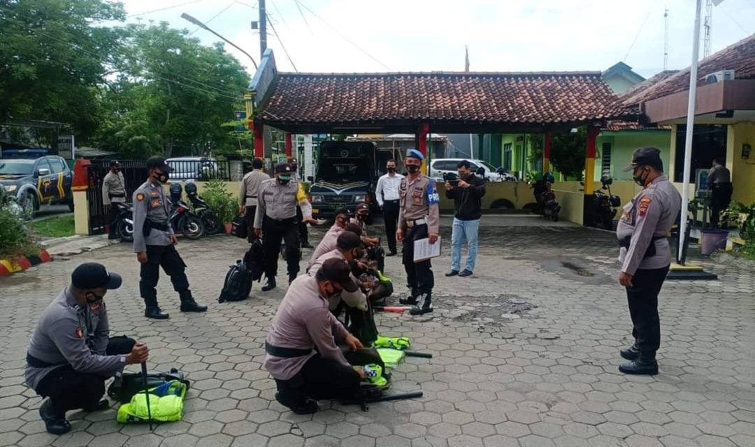 Jelang Pengamanan TPS Pilkada , Kapolsek Wedung Cek Perlengkapan Anggota