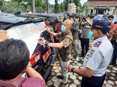 MERADANG!!!  JEPARA KEMBALI ZONA MERAH 100 KENDARAAN MOBIL DINAS DI TEMPELI STIKER 4 M