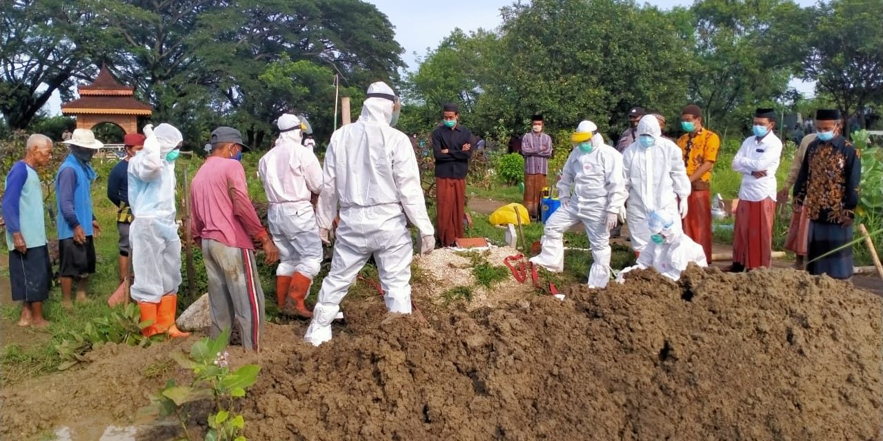 Tetap Waspada !!!!! Warga Jetak Demak MD Pemakaman Protokol Covid 19