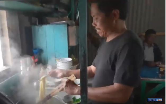 Mie Ayam “ Pinggir Kali “ Semat , Sudah Sepuluh Tahun Perlu Coba