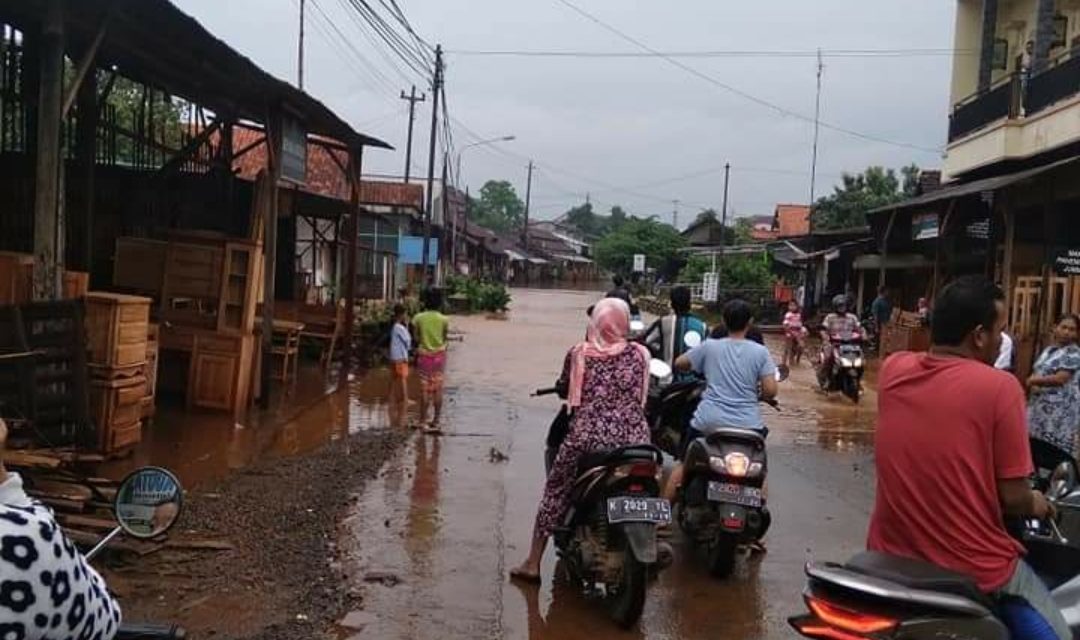 Hujan Mengguyur Jepara, Sejumlah Rumah dan Jalan Raya Tergenang