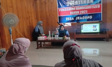 INGIN TINGKATKAN KESADARAN WARGA SOAL KESEHATAN, MAHASISWA KKN UIN WALISONGO ADAKAN PELATIHAN PEMBUATAN HANDSANITIZER ALAMI