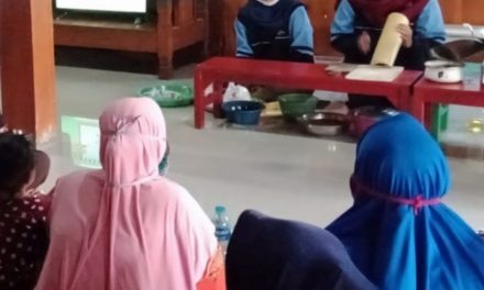 Mahasisiwa KKN  MIT DR 11 UIN Walisongo Kelompok 8 Gandeng Masyarakat Desa Dalam Pelatihan Keripik Pelepah Pisang