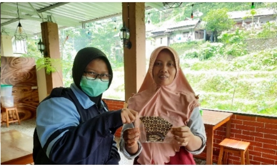 Penegakkan Protokol Kesehatan, Mahasiswi KKN UIN Walisongo Semarang Membagikan Masker Kain Batik di Desa Wisata Tempur
