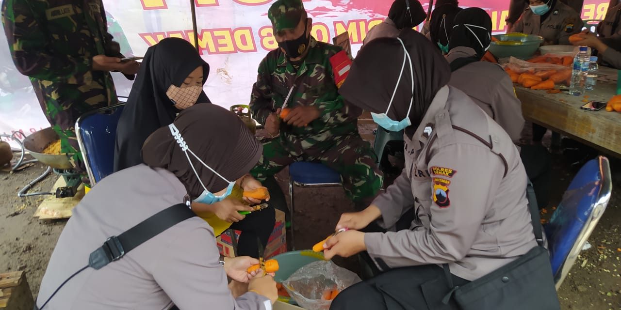 Prajurit TNI Dan Polri Bahu Membahu Siapkan Makanan Untuk Korban Banjir Di Demak