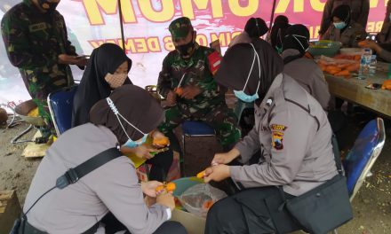 Prajurit TNI Dan Polri Bahu Membahu Siapkan Makanan Untuk Korban Banjir Di Demak