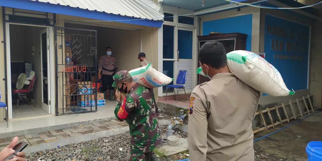 Dapur Umum Di Kantor Desa Sayung Pasok Makan Untuk Pengungsi Banjir