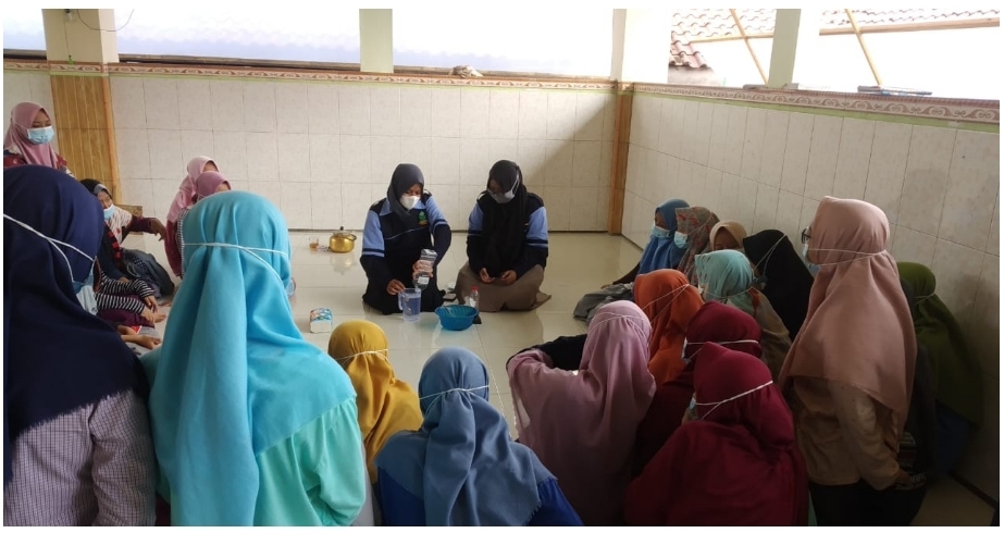 Praktek Membuat Handsanitizer di Ponpes Al-Ittihad , Oleh Mahasiswa KKN UIN Walisongo