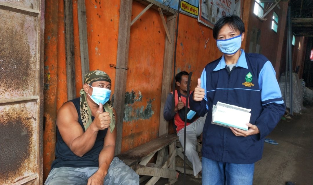 MAHASISWA UIN WALISONGO SEMARANG MELAKUKAN PEMBAGIAN MASKER SEBAGAI PENCEGAHAN COVID-19