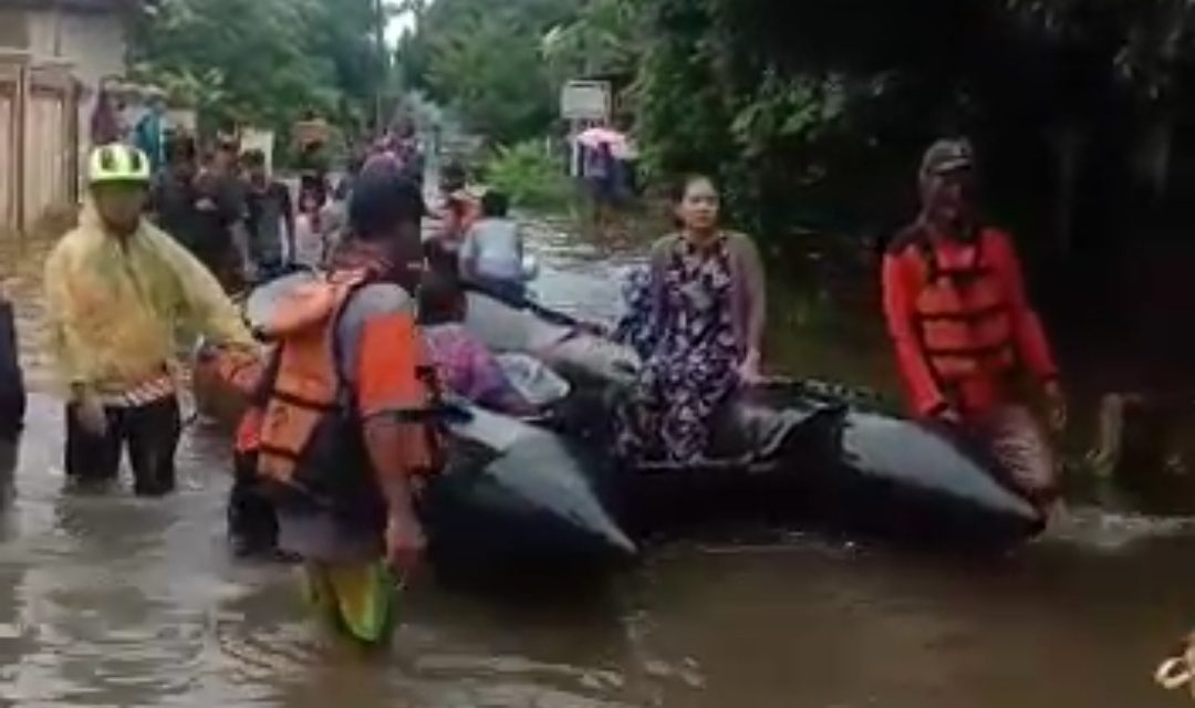 Komunitas Relawan Jepara Bergerak , Bantu Warga Desa Dorang Yang Kebanjiran