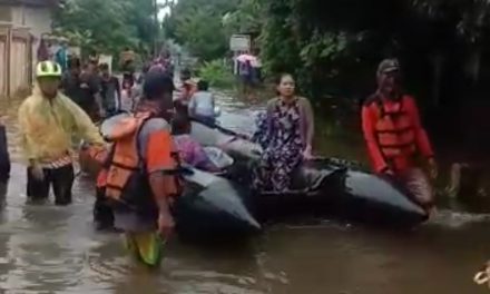 Komunitas Relawan Jepara Bergerak , Bantu Warga Desa Dorang Yang Kebanjiran