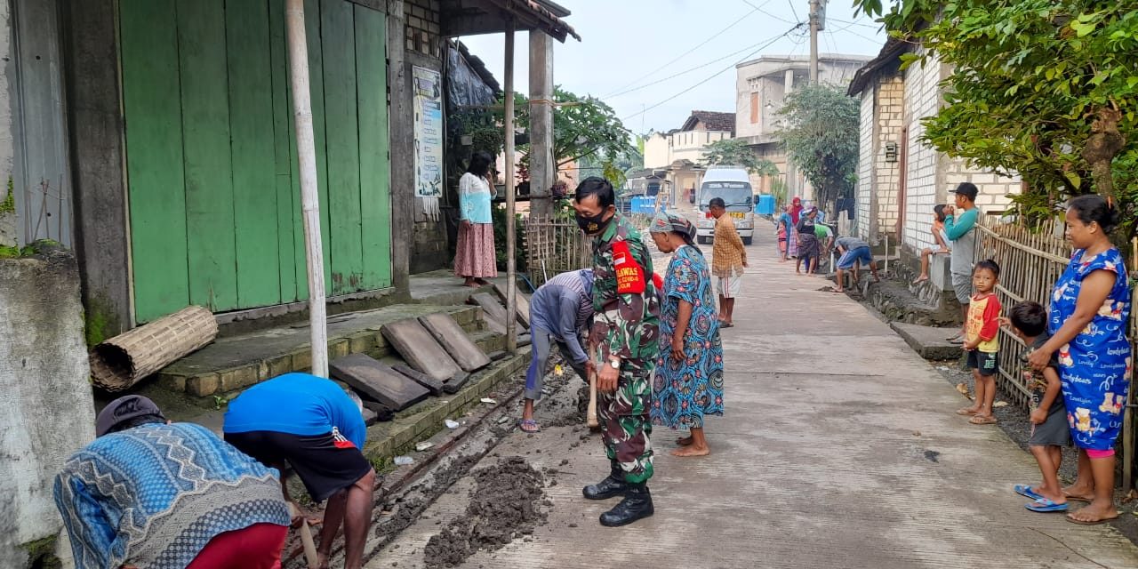 Babinsa Kendalasem Bersama Warga Bergotong Royong Bersihkan Saluran Drainase