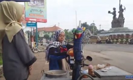 Mbak Heny Sudah Sepuluh Tahun Jualan Cilok Di Area Monumen Ngabul