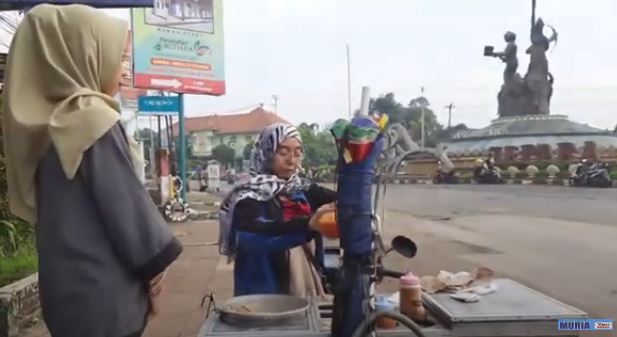 Mbak Heny Sudah Sepuluh Tahun Jualan Cilok Di Area Monumen Ngabul