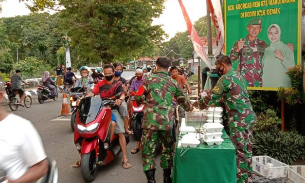 Berkah Ramadhan , Kodim 0716/Demak Bagikan Takjil Untuk Berbuka Puasa