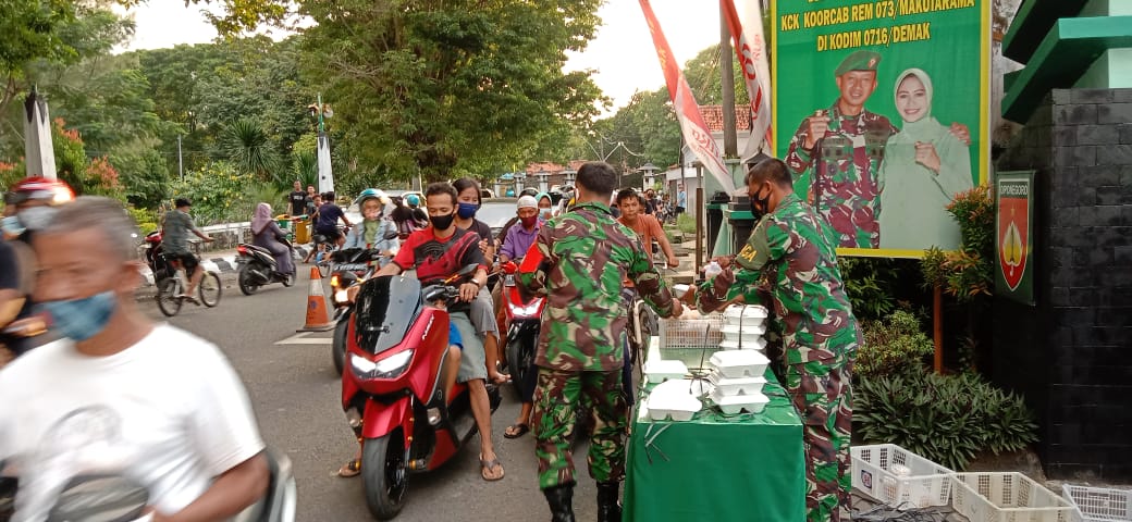 Berkah Ramadhan , Kodim 0716/Demak Bagikan Takjil Untuk Berbuka Puasa