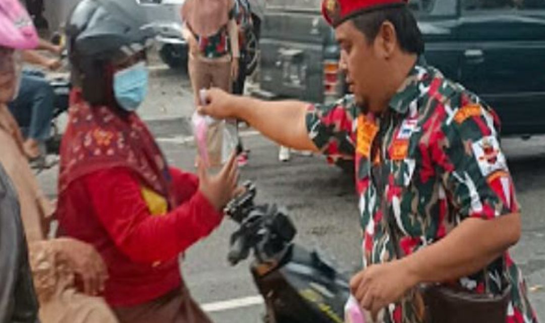 Laskar Merah Putih Provinsi Jawa Tengah Bagi bagi takzil Dan Buka Bersama