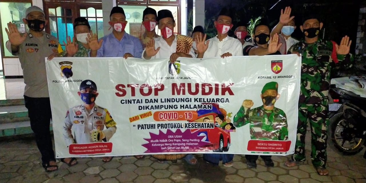 Tetap Waspada Covid 19 , Bagikan Masker untuk Jamaah Shalat Tarawih