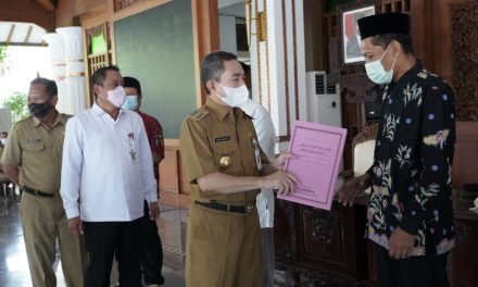 Bupati Haryanto Salurkan Bantuan Keuangan Kepada 6.996 Lembaga Keagamaan