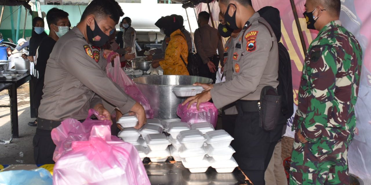 KODIM 0716 Demak Dirikan Dapur Umum Siapkan Buka Puasa Untuk Warga