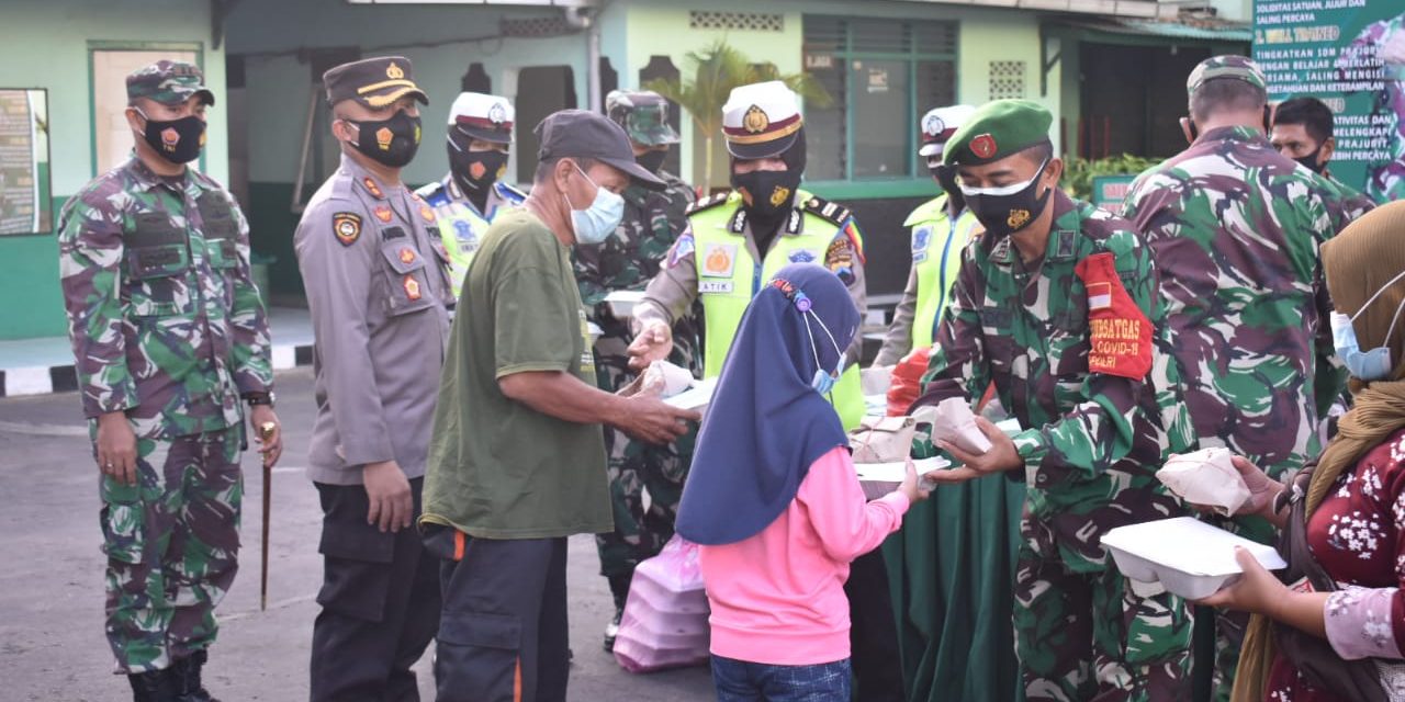 Dandim 0716/Demak Bersama Kapolres Bagikan Takjil Dan Masker Gratis Serta Santunan