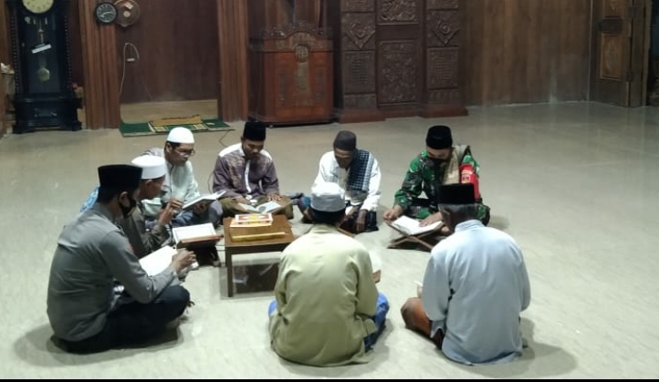 Babinsa dan Bhabinkamtibmas Mutih Wetan Wedung Lakukan Safari Ramadhan Ikuti Kegiatan Warga