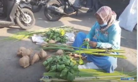 Tradisi Kupatan di Pesisir , Janur dan Kelapa Laris di Pasar Pasar Tradisional