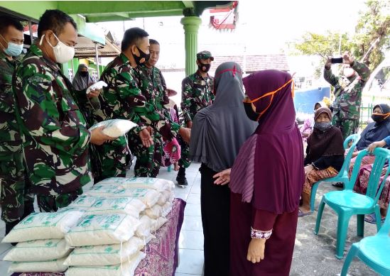 Warga Fakir Miskin Gembira  Terima Zakat Fitrah  Dari Koramil 02/ Bonang Demak