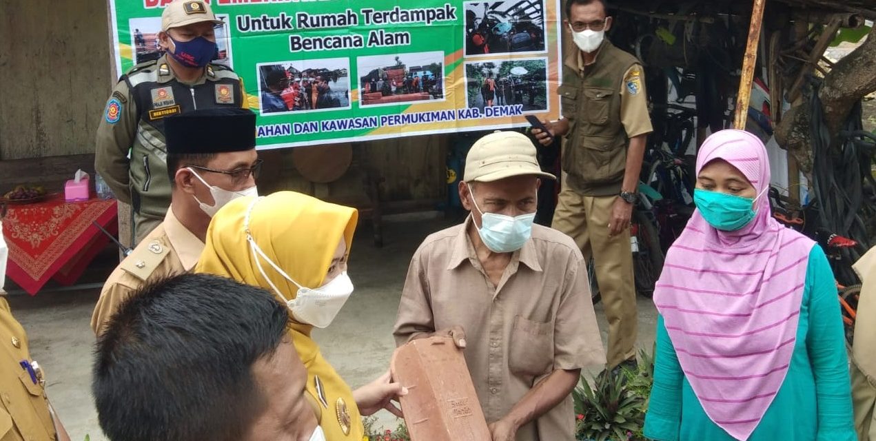 Bupati Demak Serahkan Bantuan Materiil Korban Angin Puting Beliung Di Desa Trimulyo.