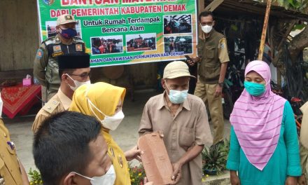 Bupati Demak Serahkan Bantuan Materiil Korban Angin Puting Beliung Di Desa Trimulyo.