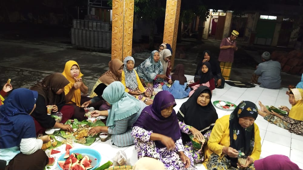 Mahasiswa KKN UIN Walisongo Semarang Mengikuti Pengajian 10 Muharram di Desa Ngumpul Tegalarum Mranggen Demak