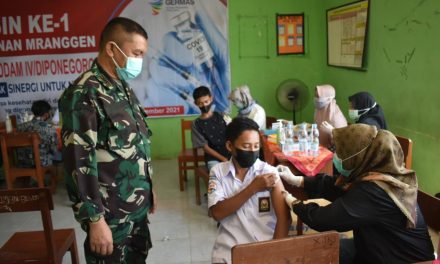 Serbuan Vaksin TNI Sasar Pelajar SMK Pembangunan Kembangarum Demak