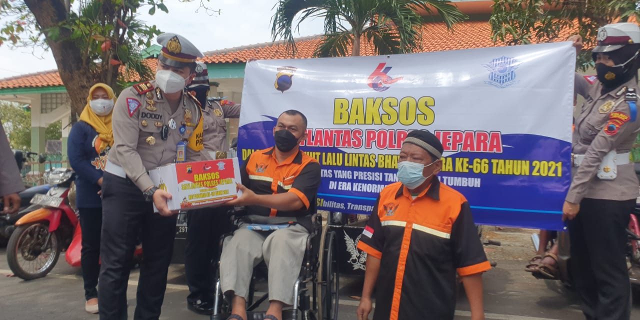 HUT SATLANTAS, POLRES JEPARA BAGIKAN SEMBAKO KEPADA KMDJ