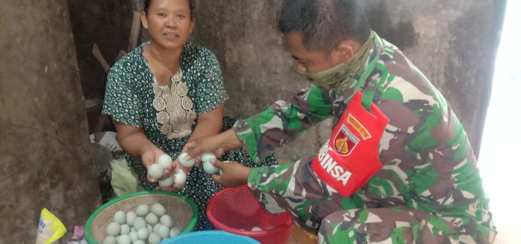 Babinsa Ini Kunjungi  Peternak Itik Penuh Keakraban