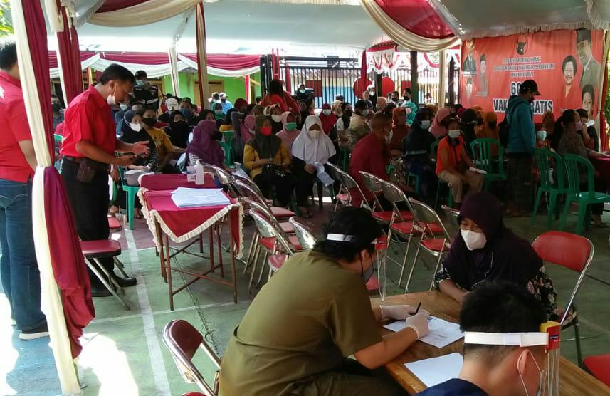 DPC PDI Perjuangan Pati Laksanakan Vaksin di 10 Tempat