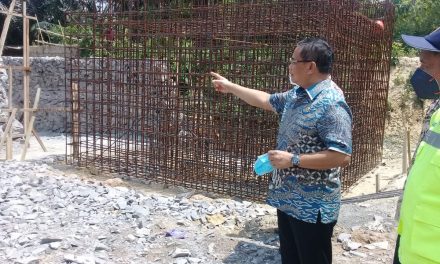 H. Sudewa Meninjau Proyek Preservasi jalan Pantura Pati – Rembang.