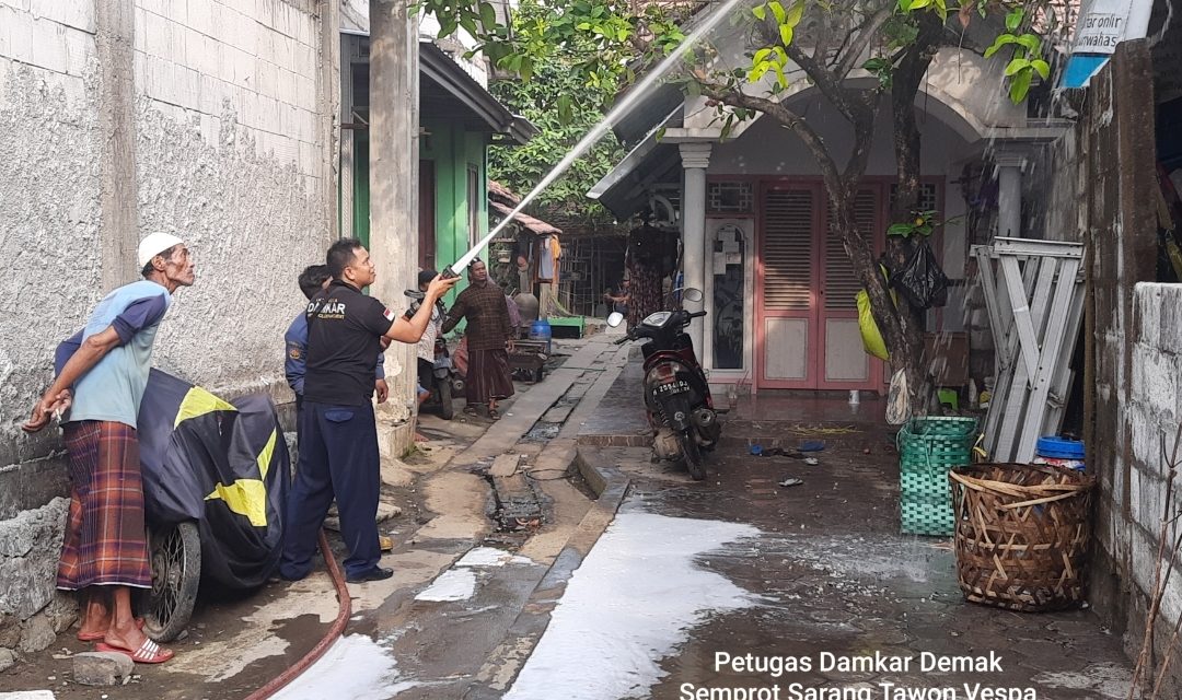 Usir Sarang Tawon “Ndas”,  Mbah Jambari Datangkan Mobil Pemadam Kebakaran Demak